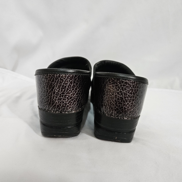 Dansko black crackled design clogs women's size 37 - Picture 4 of 11